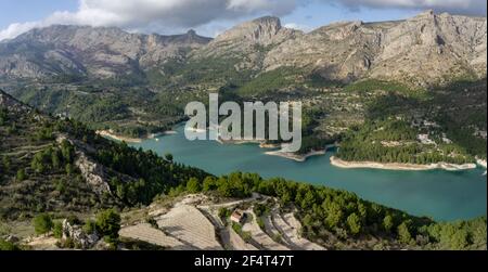 Vue panoramique sur le réservoir Guadalest et la Sierra de Serella en Espagne Banque D'Images