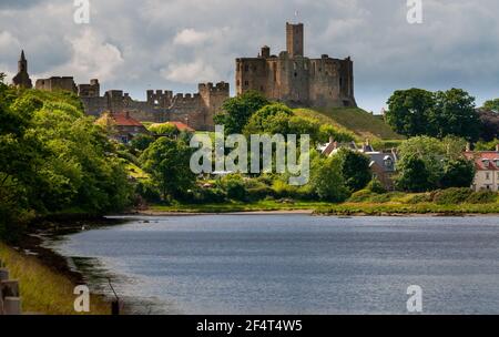 Château de Warkworth sur la rivière Coquet, Northumberland, Angleterre, Royaume-Uni Banque D'Images