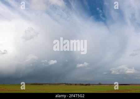 Une douche à effet pluie spectaculaire surmontant la campagne plate près de Towton, dans le North Yorkshire Banque D'Images