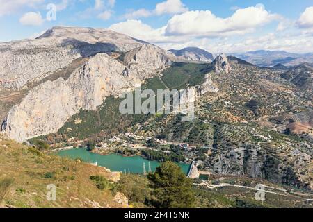 El Chorro, province de Malaga, Andalousie, sud de l'Espagne. Vue sur le barrage hydroélectrique El Chorro depuis Mirador de la Encantada. Banque D'Images