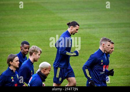 Zlatan Ibrahimovic (C), joueur de l'équipe nationale de football de Suède, est en action avec des coéquipiers lors d'une session d'entraînement à Solna, Suède, le 23 mars 2021, avant le match de qualification de la coupe du monde entre la Suède et la Géorgie le 25 mars.photo: Jonas Ekström / TT / code 10030 *** SUÈDE OUT *** Banque D'Images