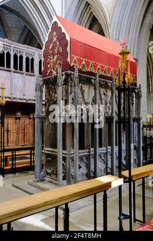 ST. ALBANS, ROYAUME-UNI - 19 novembre 2017 : sanctuaire médiéval en marbre de Saint Alban restauré, dans le presbytère de la cathédrale Saint-Albans. Banque D'Images