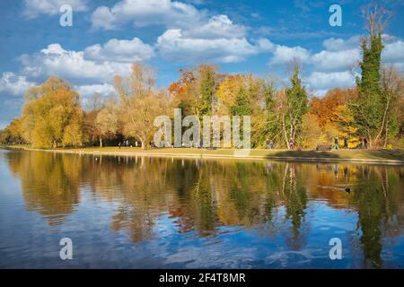 ST. ALBANS, ROYAUME-UNI - 19 novembre 2017 : vue sur le lac ornemental du parc Verulium, St Albans, Royaume-Uni. Banque D'Images