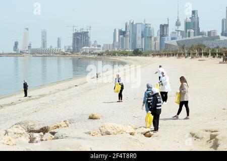 Koweït, Koweït. 23 mars 2021. Des gens participent à une campagne de nettoyage des plages à Koweït City, Koweït, le 23 mars 2021. Credit: Astad/Xinhua/Alay Live News Banque D'Images