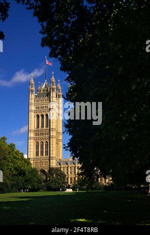 Londres, Royaume-Uni - le 11 septembre 2011 : la Chambre du Parlement vue depuis les jardins de la tour Victoria, un parc public le long de la rive nord du Banque D'Images