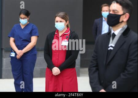 Southampton, Hampshire. 23 mars 2021. Le personnel de l'hôpital universitaire de Southampton tient une minute de silence lors d'une journée nationale de réflexion marquant le premier anniversaire du confinement au Royaume-Uni. Credit Stuart Martin/Alay Live News Banque D'Images