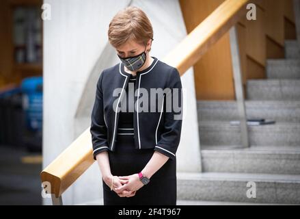 Le premier ministre Nicola Sturgeon observe une minute de silence dans le lobby du jardin du Parlement écossais à Holyrood, Édimbourg, lors de la Journée nationale de réflexion sur l'anniversaire du premier confinement national pour prévenir la propagation du coronavirus. Date de la photo: Mardi 23 mars 2021. Banque D'Images