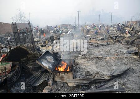 Un incendie massif détruit environ 10,000 foyers et 15 tués le lundi 22 mars dans le camp de réfugiés de Rohingya, à Cox'x BCox's Bazar, au Bangladesh Banque D'Images