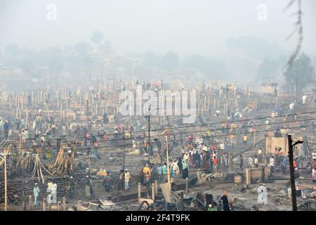 Un incendie massif détruit environ 10,000 foyers et 15 tués le lundi 22 mars dans le camp de réfugiés de Rohingya, à Cox'x BCox's Bazar, au Bangladesh Banque D'Images