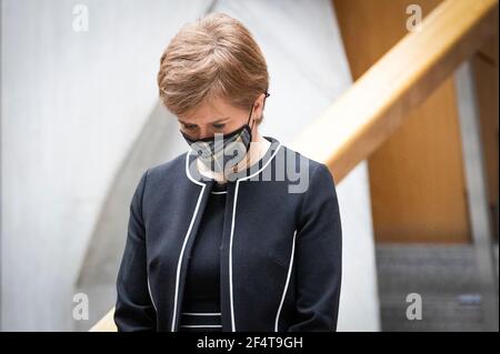 Le premier ministre Nicola Sturgeon observe une minute de silence dans le lobby du jardin du Parlement écossais à Holyrood, Édimbourg, lors de la Journée nationale de réflexion sur l'anniversaire du premier confinement national pour prévenir la propagation du coronavirus. Date de la photo: Mardi 23 mars 2021. Banque D'Images