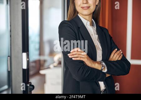 Femme avec un beau sourire portant une veste élégante Banque D'Images