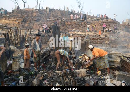 Un incendie massif détruit environ 10,000 foyers et 15 tués le lundi 22 mars dans le camp de réfugiés de Rohingya, à Cox'x BCox's Bazar, au Bangladesh Banque D'Images