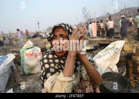 Un incendie massif détruit environ 10,000 foyers et 15 tués le lundi 22 mars dans le camp de réfugiés de Rohingya, à Cox'x BCox's Bazar, au Bangladesh Banque D'Images