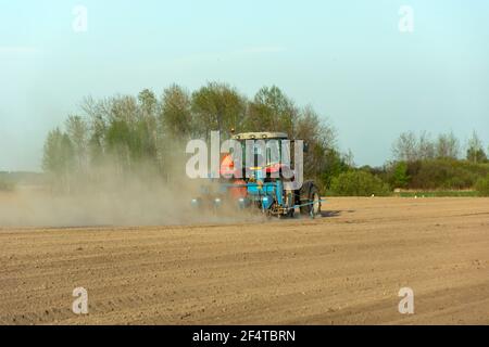 Nowiny, Lubelskie, Pologne - 26 avril 2019 : travaux de terrain au printemps sec avec un tracteur agricole Banque D'Images