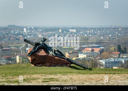 Chelm, Lubelskie, Pologne - 30 mars 2019 : chemin de la croix dans la ville de Chelm, statue de Jésus Banque D'Images