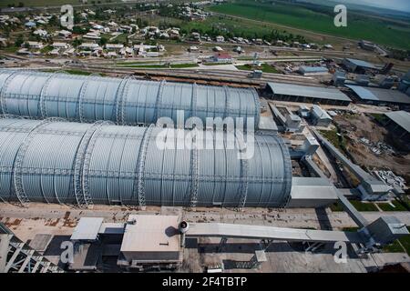 Usine de ciment standard. Hangars d'entrepôt vue panoramique depuis le haut. Banque D'Images