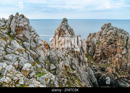 La belle côte rocheuse de France, les baies entre les rochers, la couleur turquoise des océans. Paysage océanique. Banque D'Images