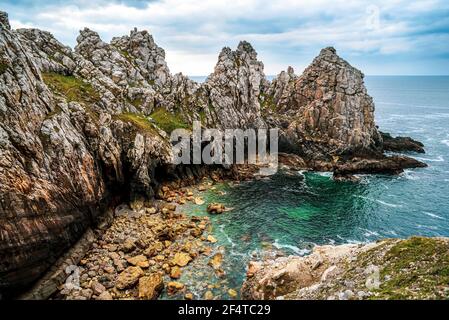 La belle côte rocheuse de France, les baies entre les rochers, la couleur turquoise des océans. Paysage océanique. Banque D'Images