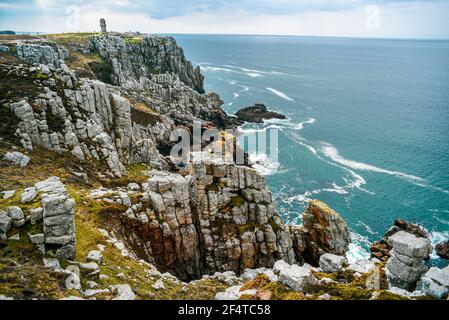 La belle côte rocheuse de France, les baies entre les rochers, la couleur turquoise des océans. Paysage océanique. Banque D'Images