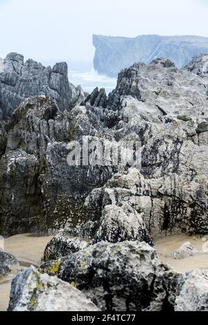 Falaises karstiques calcaires dans les Asturies, côte de Llanes, au nord de l'Espagne Banque D'Images