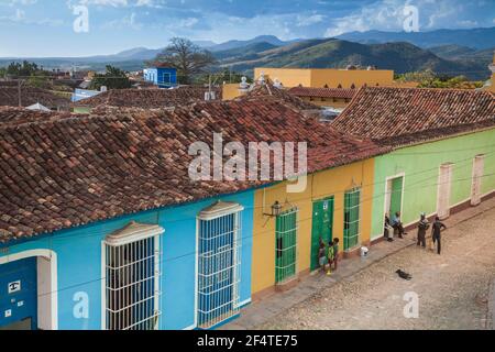 Cuba, Trinidad, vue sur la rue menant au Musuem National de la Luncha Contra Bandidos - ancien couvent de San Francisco de Asísi Banque D'Images