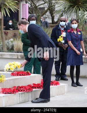 Sir Simon Stevens, directeur général du NHS en Angleterre, place des fleurs à la statue de l'infirmière de guerre de Crimée Mary Seacole dans le cadre d'une cérémonie pour observer une minute de silence à l'hôpital St Thomas, dans le centre de Londres, Au cours de la Journée nationale de réflexion sur l'anniversaire du premier confinement à l'échelle nationale pour prévenir la propagation du coronavirus. Date de la photo: Mardi 23 mars 2021. Banque D'Images