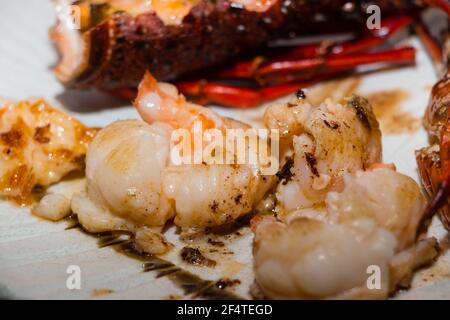 une assiette de langoustines cuites sur un grill teppanyaki. Gros plan d'un morsel Banque D'Images