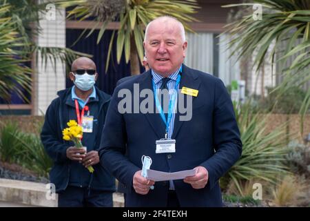 Lonon, Royaume-Uni. 23 mars 2021. Ceux qui ont souffert du coronavirus se sont souvenus à l'occasion d'un anniversaire de confinement d'un an avec un silence d'une minute à l'hôpital St Thomas, en face des chambres du Parlement. Tenue à la statue de Mary Seacole sur le pont de Westminster. jusqu'à présent, 126000 personnes sont mortes du virus. Professeur Ian Abbs. Le Dr Ian Abbs est devenu chef de la direction de l'hôpital Guy's et St Thomas en juillet 2019 et chef de la direction médicale en janvier 2017. Credit: JOHNNY ARMSTEAD/Alamy Live News Banque D'Images