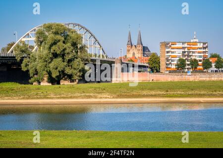 Landschape hollandais près de la ville Hanze de Deventer. Le célèbre pont Wilhelmina et l'église Saint-Nicolas ou l'église Berg sont visibles Banque D'Images