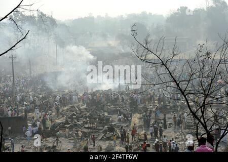 Un incendie massif détruit environ 10,000 foyers et 15 tués le lundi 22 mars dans le camp de réfugiés de Rohingya, à Cox'x BCox's Bazar, au Bangladesh Banque D'Images