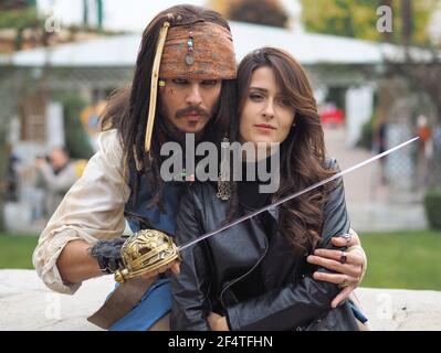 Acteurs posant pour les photographes en personne cosplay « Captain Jack Sparrow » De Pirates des Caraïbes Banque D'Images