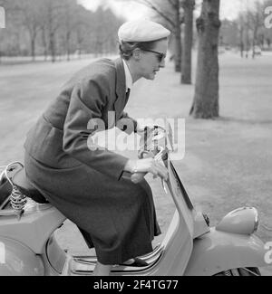 Vespa. Une marque italienne de scooter fabriqué par Piaggio. Le 23 avril 1946, Piaggio & C. S.p.A. a déposé un brevet pour "un cycle moteur avec un complexe rationnel d'organes et d'éléments avec corps combiné avec les garde-boue et le capot couvrant toutes les pièces mécaniques". Peu de temps après, la Vespa a fait sa première apparition publique. Suède 1955. Banque D'Images