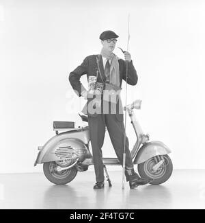 Vespa. Une marque italienne de scooter fabriqué par Piaggio. Le 23 avril 1946, Piaggio & C. S.p.A. a déposé un brevet pour "un cycle moteur avec un complexe rationnel d'organes et d'éléments avec corps combiné avec les garde-boue et le capot couvrant toutes les pièces mécaniques". Peu de temps après, la Vespa a fait sa première apparition publique. Suède 1957. Banque D'Images