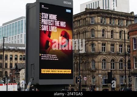 Publicité gouvernementale avec texte Stay Home, Protect the NHS, Save Lives in Manchester City Center pendant le confinement national en Angleterre. Banque D'Images