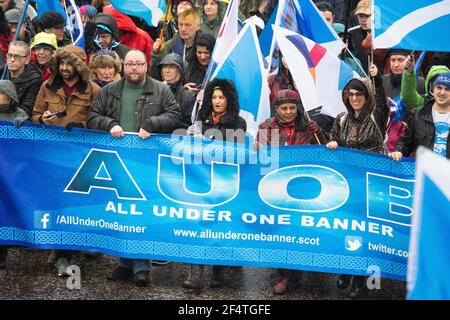 Tout sous une bannière avec Humza Yousaf à gauche le 2020 mars pour l'indépendance écossaise à Glasgow, Écosse, Royaume-Uni Banque D'Images