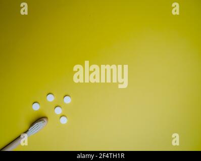 Brosse à dents en bambou et languettes dentaires sur fond jaune, sans plastique. Un style de vie sans gaspillage. Banque D'Images