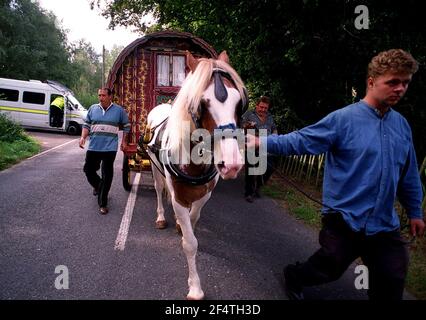 UNE CARAVANE DE GYPSY SOLITAIRE EST TIRÉE DANS HORSMONDEN, QUI A ÉTÉ LE LIEU DE L'ANCIENNE FOIRE DE CHEVAUX, ET QUI A ÉTÉ INTERDITE CETTE ANNÉE. DES TZIGANES ET DES MANIFESTANTS SE SONT JOINTS À LA CARAVANE POUR DÉFILER DANS LE VILLAGE DE KENT POUR MANIFESTER CONTRE L'INTERDICTION. Banque D'Images