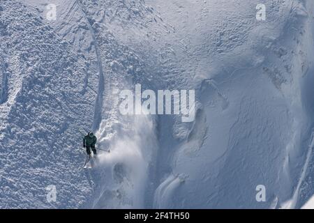 Skieur ski de hautes montagnes dans la neige poudreuse fraîche, Mt. Titlis, Suisse. Banque D'Images