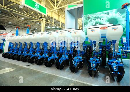 Des machines d'ensemencement modernes tractées placées sur un stand lors d'une exposition AGROTRADE Show-2019. 19 février 2019.Kiev, Ukraine Banque D'Images