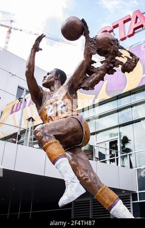 Une statue d'Elgin Baylor à l'extérieur du Staples Centre le 26 mai 2018. Crédit : Lewis Mitchell Banque D'Images