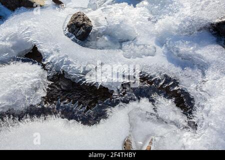 Formations de glace sur Bright Beck, Pavey Ark, Langdale, Lake District, Royaume-Uni. Banque D'Images