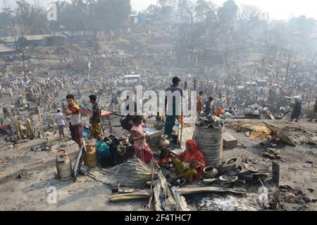 Un incendie massif détruit environ 10,000 foyers et 15 tués le lundi 22 mars dans le camp de réfugiés de Rohingya, à Cox'x BCox's Bazar, au Bangladesh Banque D'Images