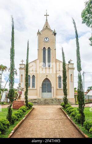 Vargem Bonita - MG, Brésil - 12 décembre 2020 : façade de l'église São Sebastião, Campinópolis. Banque D'Images