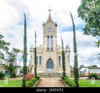 Vargem Bonita - MG, Brésil - 12 décembre 2020 : façade de l'église São Sebastião, Campinópolis. Banque D'Images