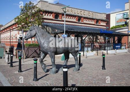 Brewery Square avec une statue équine de Shirley Pace à Dorchester, Dorset au Royaume-Uni. Pris le 20 juillet 2020. Banque D'Images