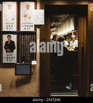 Ginza, Tokyo, Japon - entrée du bar traditionnel japonais de Ginza, un quartier commerçant haut de gamme populaire de Tokyo, avec de nombreux restaurants et bars. Banque D'Images