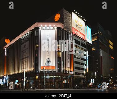 Ginza, Tokyo, Japon - Ginza Mitsukoshi grand magasin la nuit. Zone commerçante haut de gamme avec de nombreux grands magasins et boutiques. Banque D'Images