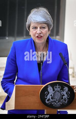 La première ministre britannique Theresa May prononce un discours devant le 10 Downing Street, Westminster, Londres, Royaume-Uni Banque D'Images