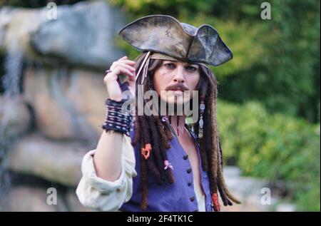 Acteur posant pour des photographes en personne cosplay « Captain Jack Sparrow » De Pirates des Caraïbes Banque D'Images