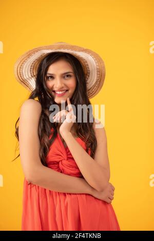 UNE FEMME HEUREUSE QUI SE POSE DEVANT L'APPAREIL PHOTO Banque D'Images